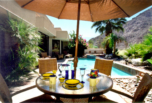outdoor dining poolside